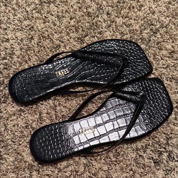 TKEES Black Croc-Pattern Flip Flops NWOT - Picture 6 of 6
